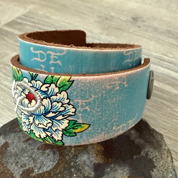 Ed Hardy Sky Blue Embroidered Snap Wrap Bracelet Genuine Leather - Picture 3 of 12